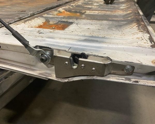 Tailgate Lock for Chevrolet C/K Full Size P/U 81-87 Set W/Handle Link Latch Rod Hinge and Pivot 